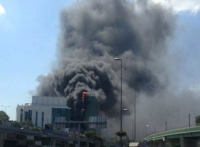 В Стамбуле горит здание бизнес-центра