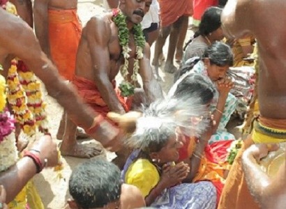 Индийцы ежегодно разбивают о свои головы настоящие кокосы