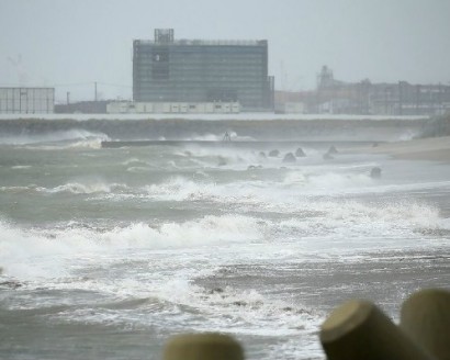 Тайфун приближается к северу Японии, закрыты школы