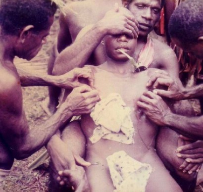 Австралийские аборигены разрезают пенис по достижении зрелости