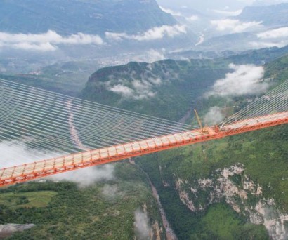 Ամպերից վեր. Չինաստանում ավարտվել է աշխարհի ամենաբարձր կախովի կամուրջի շինարարությունը