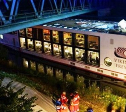 В Германии корабль врезался в мост, есть жертвы