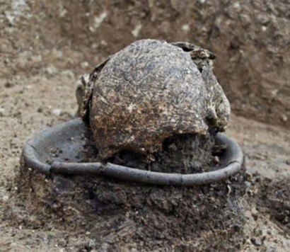 В Грузии нашли захоронение с черепом на тарелке