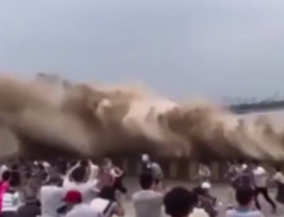 В Китае огромная волна смыла с берега толпу людей