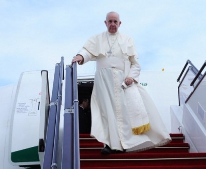 Pope Francis arrives in Baku