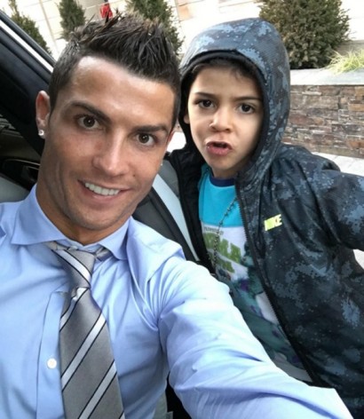 Ronaldo plays ball boy for son