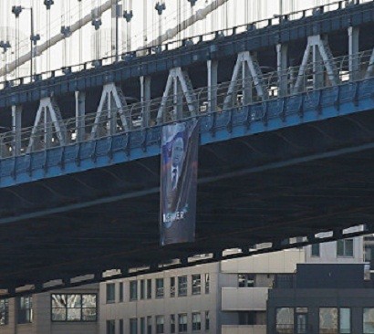 Նյու Յորքում հայտնվել է Պուտինի հսկայական դիմանկարը՝ «խաղաղարար» գրությամբ
