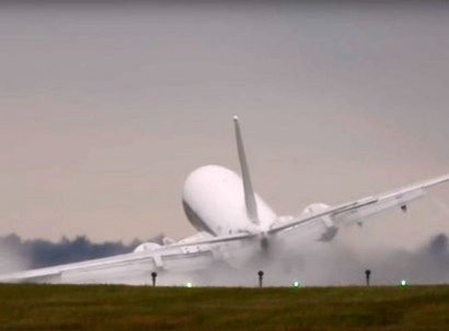 Ուժգին քամու պատճառով օդանավը քիչ է մնացել աղետի ենթարկվի (տեսանյութ)