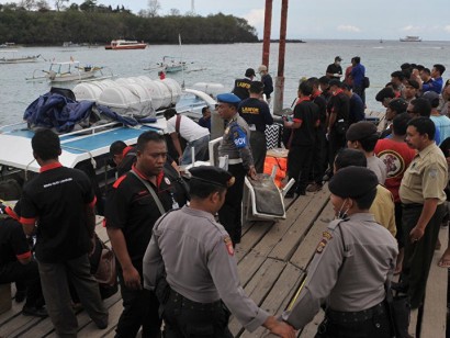 В Индонезии загорелся быстроходный катер, больше десяти человек ранено