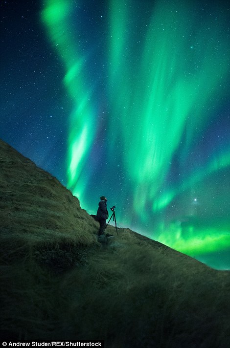 Северное сияние в небе над Исландией.