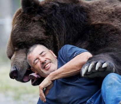 Джим Ковальчик и его друг – 680-килограмовый бурый медведь