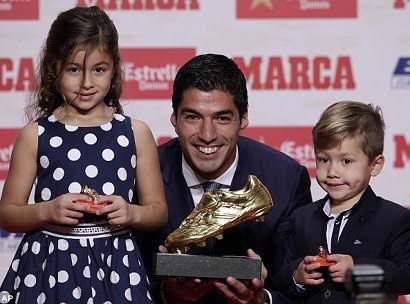 Luis Suarez picks up Golden Shoe award at Barcelona ceremony