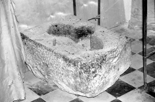 Շավնաբադի վանքի եկեղեցու նոր-նոր տեղահանված մկրտարանի ավազանը (լուս.` 1989 թ., Ս. Կ.)