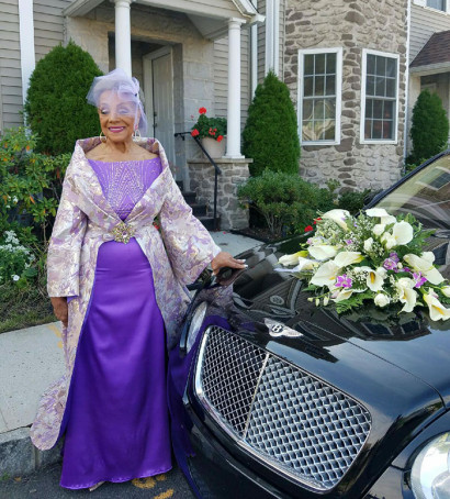 86-ամյա կինն իր հարսանիքին ներկայացել է սեփական դիզայնով կարված զգեստով