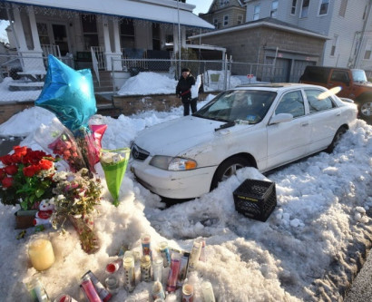 Mom and child died inside car while dad cleared snow around them