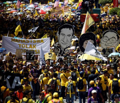 Thousands march in Malaysian capital calling for PM Najib to step down leftright 7/7leftright