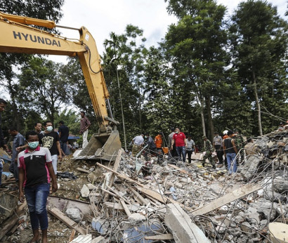 Scores killed in Indonesian earthquake