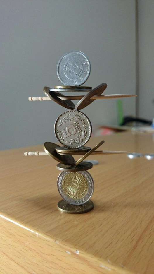 Японец бросает вызов гравитации, выстраивая просто невероятные конструкции из монет