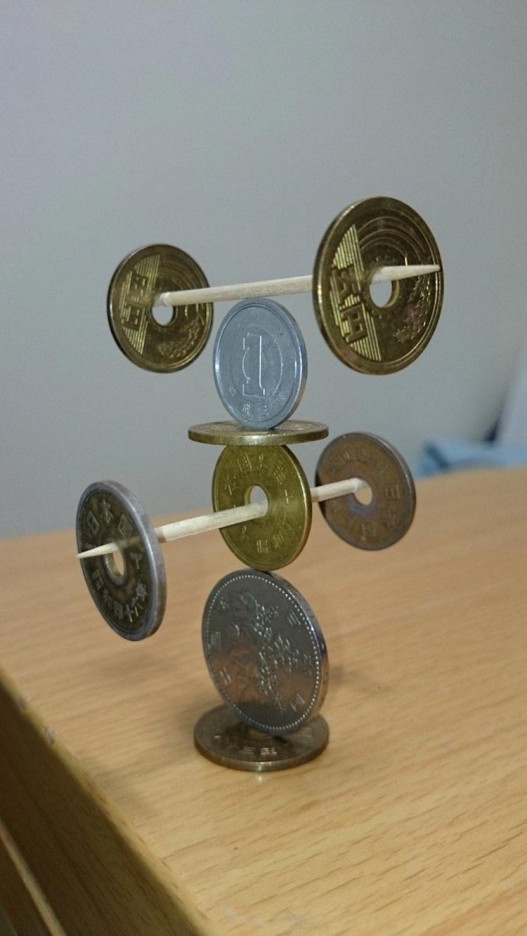 Японец бросает вызов гравитации, выстраивая просто невероятные конструкции из монет