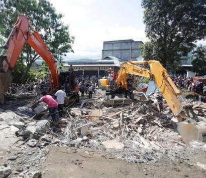 Число жертв землетрясения в Индонезии выросло до сотни