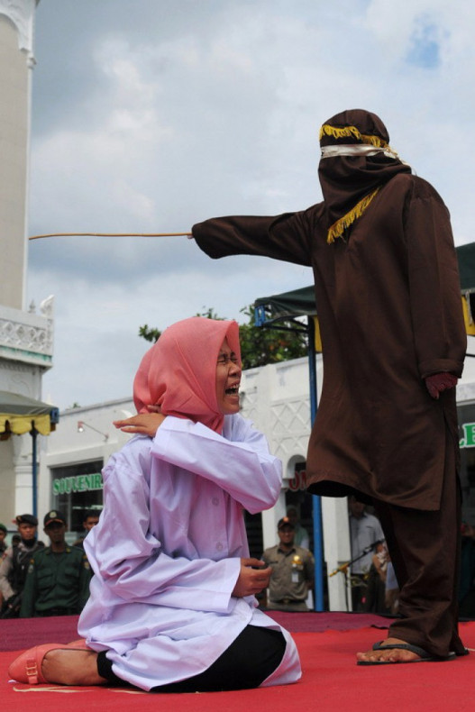 Вот каким жестоким наказаниям до сих пор подвергаются исламские женщины...