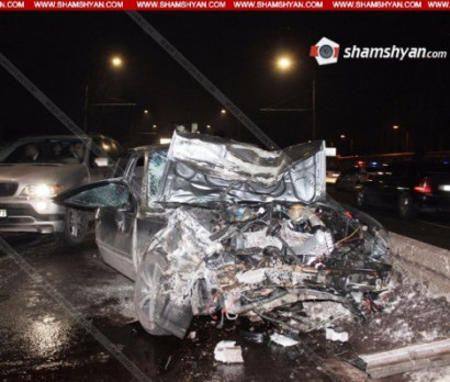 Խոշոր ավտովթար Երևանում. ԱՄՆ դեսպանատան դիմաց Daewoo-ի վարորդը բախվել է մայթեզրին կայանած Jeep-ին, իսկ վերջինն էլ՝ հաստաբուն ծառի