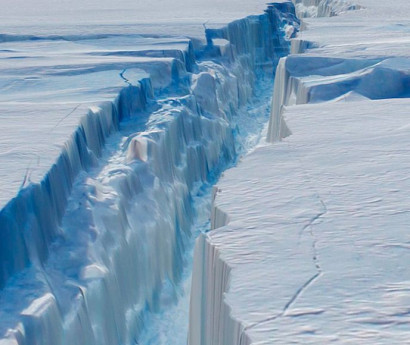 Glacier Antarctica split a huge crack