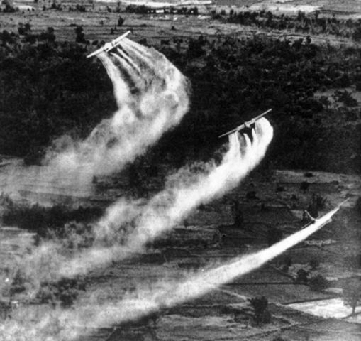 Распыление дефолиантов с самолётов C-123 Provider. Южный Вьетнам, 1966 год