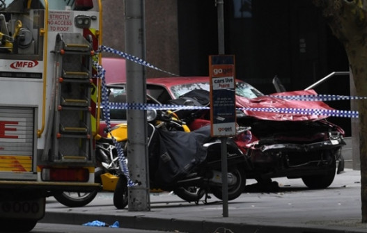 В Мельбурне автомобиль врезался в толпу пешеходов: три погибших