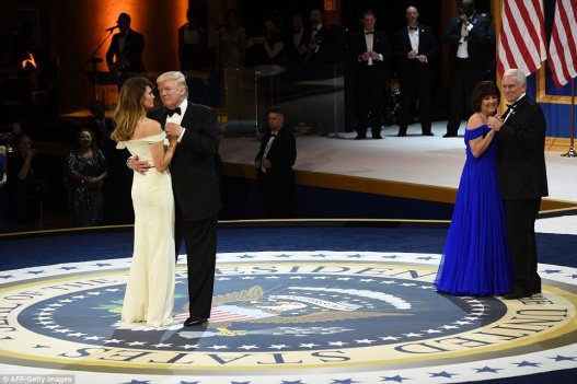 Трамп и Меланья исполнили первый танец на балу в честь инаугурации