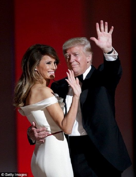 Трамп и Меланья исполнили первый танец на балу в честь инаугурации