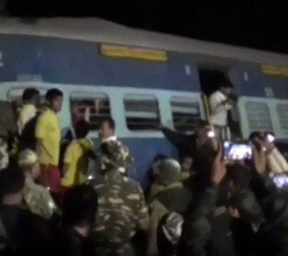 At least 32 killed, dozens injured after train derails in India