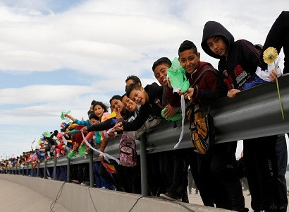 Мексиканцы встали "живой стеной" на границе США из-за планов Трампа