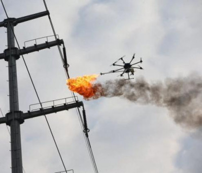 В Китае испытали дрон с огнеметом для удаления мусора с проводов