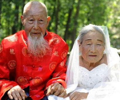 После 80 лет совместной жизни супружеская пара наконец-то сделала свадебную фотосессию