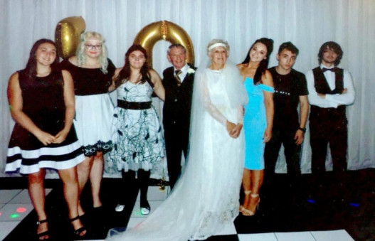 Ամուսնական 50-ամյակը տարեց զույգը նշել է հարսանիքի օրվա զգեստներով