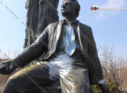 Երևանում անհայտ անձինք ներկել են Հովհաննես Շիրազի արձանը
