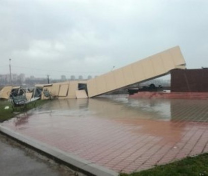 В Волгодонске ветром повалило 25-метровый памятник строителям