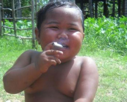 Что стало с 2-летним индонезийским мальчиком,который выкуривал по 40 сигарет в день