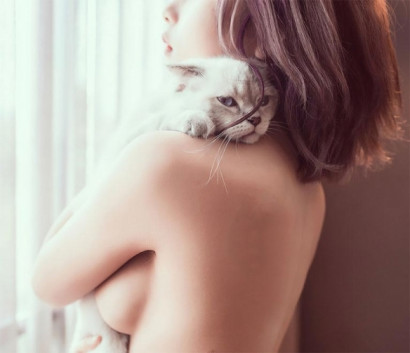 Վիետնամցի լուսանկարչի մոդելն իր մերկությունը ծածկել է կատվով