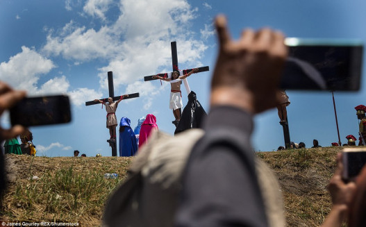 Ինչպես են Ֆիլիպիններում քրիստոնյաներն իրենց ենթարկում ամենաիսկական խաչելության