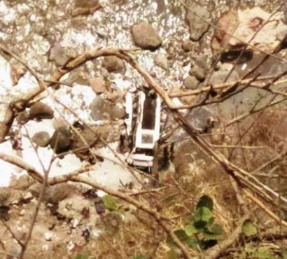 В Индии автобус упал в ущелье: 45 жертв