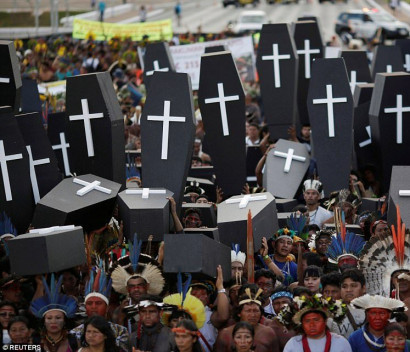 Բրազիլիայում ցույցի դուրս եկած տեղաբնիկները դագաղներ են բերել իշխանությանը (տեսանյութ)