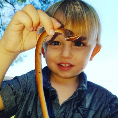 2 տարեկան տղան դարձել է աշխարհի ամենափոքր օձեր հմայողը