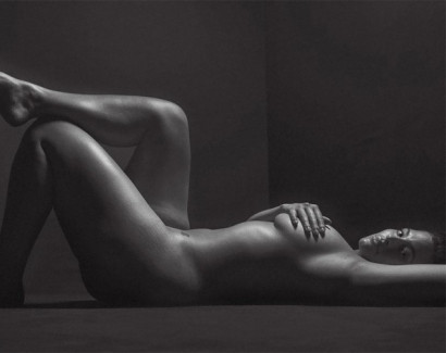 Փարթամ մարմնակազմությամբ մոդելը լուսանկարվել է մերկ՝ ի ցույց դնելով իր շքեղ «թերությունները»