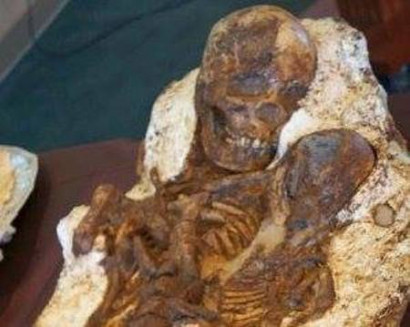 In Taiwan, found an ancient grave with a petrified woman and a child