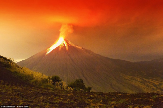 Извержение вулкана Тунгурауа в Эквадоре в 2011 году.
