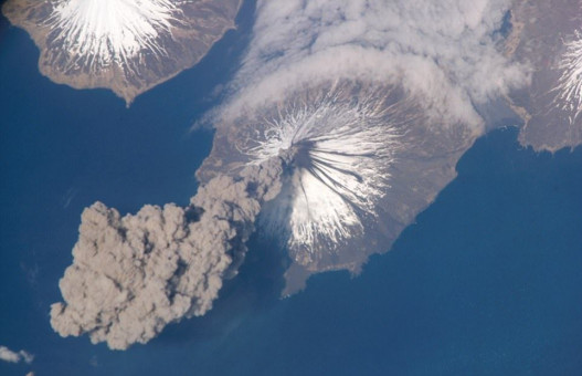 Извержение вулкана Кливленд на Аляске в 2006 году. Вид с борта МКС.