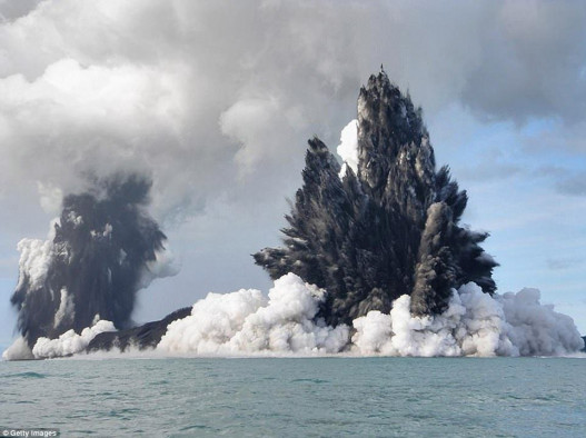 Извержение одного из 36-ти подводных вулканов у берегов Тонги, 18 марта 2009 года.