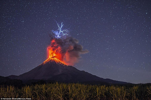 Извержение вулкана Колима на западе Мексики.